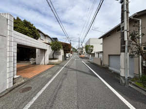 【前面道路含む現地写真】 | 電柱が整理され、スッキリとした空が広がる前面道路。歩行者との距離も保てる道幅があり、小さなお子様がいるご家族も安心です。統一感のある美しい街並みが、住まうことの喜びと誇りを日々実感させてくれます♪