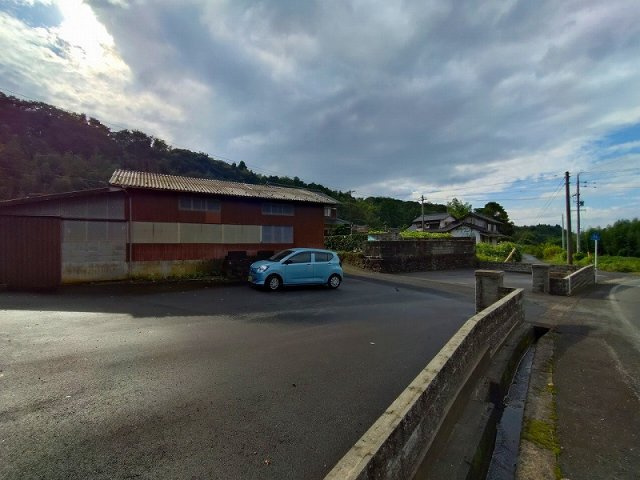 大山町加茂中古戸建の外観|お車も複数台駐車可能です〇