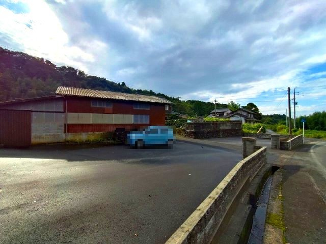 大山町加茂中古戸建の外観|お車も複数台駐車可能です〇