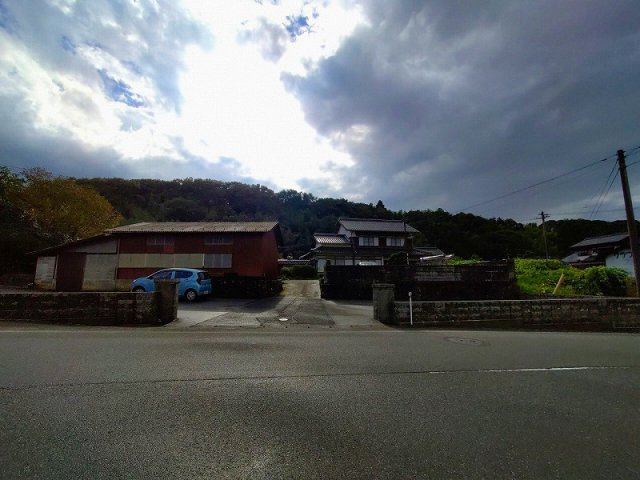 大山町加茂中古戸建の外観|自然豊かな立地となっており
田舎暮らしにどうでしょうか？