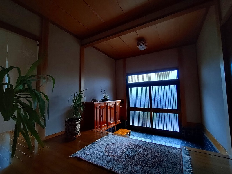 大山町加茂中古戸建の玄関|毎日通る玄関はこちらです。
綺麗に使用されております〇