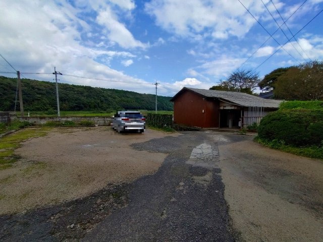 大山町加茂中古戸建の外観|玄関前駐車スペースになります。