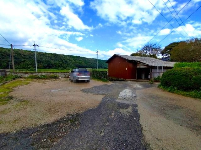 大山町加茂中古戸建の外観|玄関前駐車スペースになります。