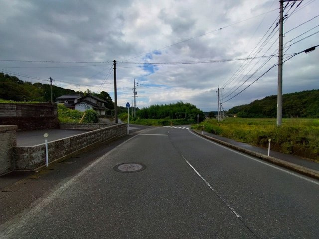 大山町加茂中古戸建の前面道路含む現地写真|見通しが良く運転しやすいです。