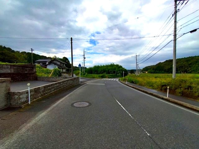 大山町加茂中古戸建の前面道路含む現地写真|見通しが良く運転しやすいです。