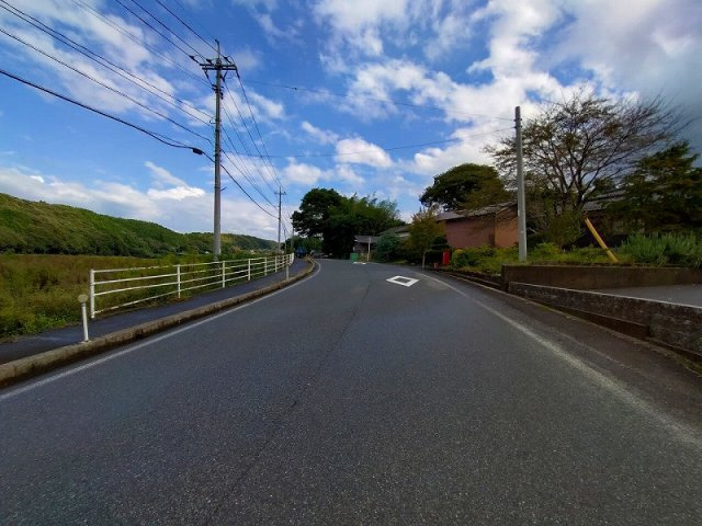 大山町加茂中古戸建の前面道路含む現地写真|前面幅員も問題ございません。