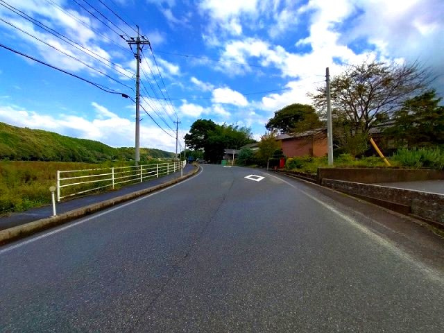 大山町加茂中古戸建の前面道路含む現地写真|前面幅員も問題ございません。