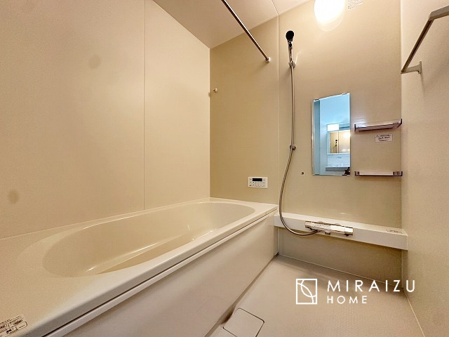 【浴室】 | お子さんとわいわいと楽しいバスタイムもよし、一人でゆったりと入るのもよし、浴室換気乾燥機付きのユニットバス。お洗濯物を干せるだけでなく、カビ防止にもなります。