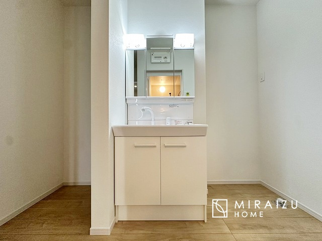 【独立洗面台】 | 洗濯機置き場、脱衣スペースもしっかりと確保されている洗面室。
水回りが集結した間取りなので、お料理やお洗濯物、お掃除の同時進行も可能です。