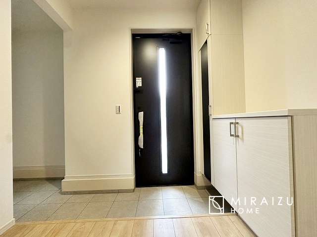 【玄関】 | 永く住むからこそシンプルで飽きのこないデザインに。ただいま、おかえりの温かな声が聞こえる玄関。