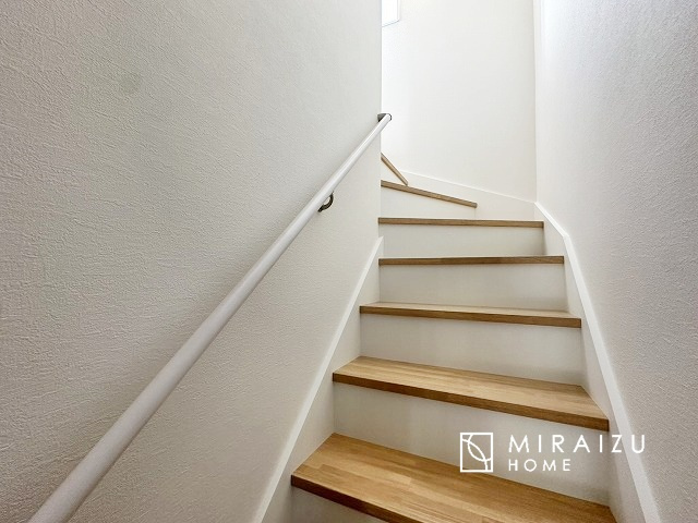 【内装】 | 安全性に配慮した手すり、清潔感や明るい陽光を取り入れてくれる窓がある階段。LED照明付きでお財布にもやさしいつくり。