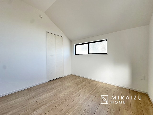 【寝室】 | 日当たりの良いお家は嬉しいですよね。それぞれ価値観が分かれる箇所です、実際に内覧して日当たりの心地よさをご体感下さいね♪