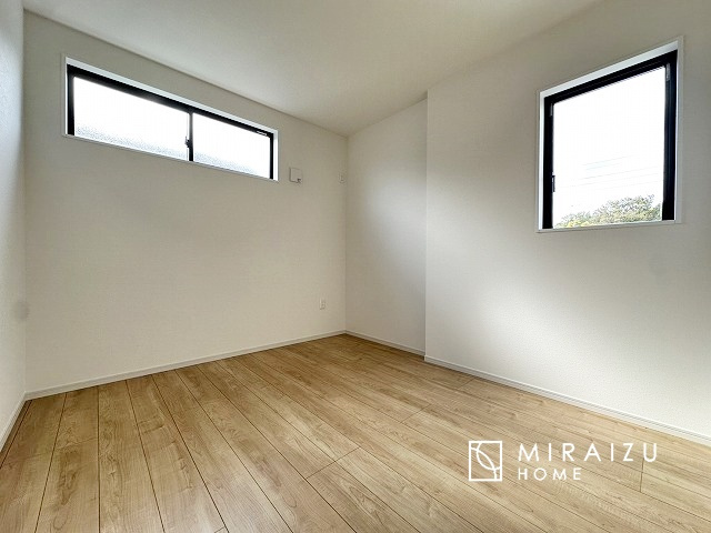 【洋室】 | 日当たりの良いお家は嬉しいですよね。それぞれ価値観が分かれる箇所です、実際に内覧して日当たりの心地よさをご体感下さいね♪