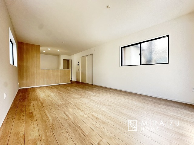 【居間・リビング】 | お子さんが宿題をしたり、ちょっとした作業もできる、家族みんながそれぞれの時間を過ごせるリビングです。