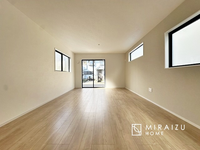 【居間・リビング】 | 食事を取るスペースもリラックスしてくつろげるスペースもお子さんが勉強するスペースも兼ね備えたリビングダイニング。