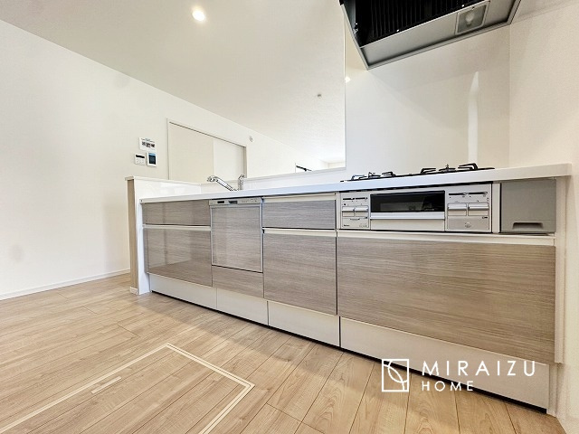 【キッチン】 | 広々としたキッチンは大きな深型シンク、3口コンロ、換気扇、大きなお鍋から小物まで取り出しやすさを考えられた引き出し収納の付いたシステムキッチンです。