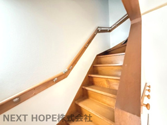 【内装】 | 川西市西畦野２丁目中古テラスハウス | 二階への階段は手すり付きです♪お子様も安心・安全に昇り降りができます！１