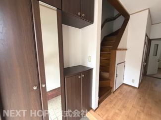 【玄関】 | 川西市西畦野２丁目中古テラスハウス | 玄関には大きなシューズBOXが設けられております♪ご家族のたくさんの靴もスッキリ収納できます！！