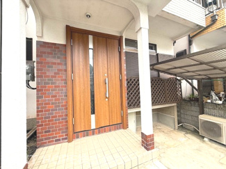 【玄関】 | 川西市西畦野２丁目中古テラスハウス | 木の温もりを感じられる玄関ドアです♪