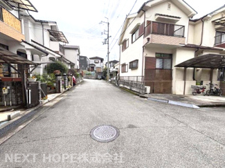 【前面道路含む現地写真】 | 川西市西畦野２丁目中古テラスハウス | 前面道路は西側に幅員約6.3ｍの公道に約5.6ｍ接面しております♪