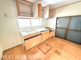 【キッチン】 | 川西市西畦野２丁目中古テラスハウス | システムキッチンです♪シンク前には窓も有り、明るく快適です！！収納力のあるキッチンです！約３年前に新調されており、たいへん綺麗です！！