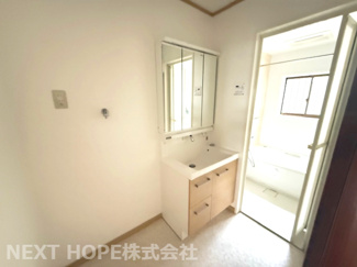 【独立洗面台】 | 川西市西畦野２丁目中古テラスハウス | 洗面化粧台はシャワー水栓です♪約３年前に新調されており、たいへん綺麗です！！洗面台横には室内洗濯機置き場もございます！！