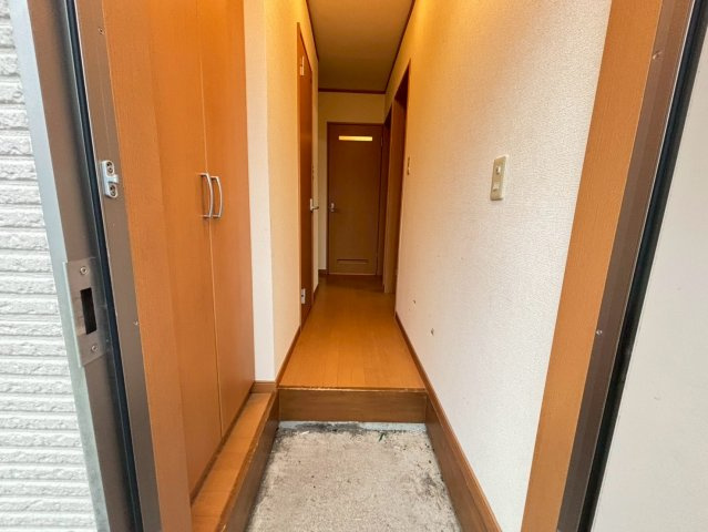 相生・須永一戸建の玄関|明るい玄関です