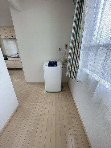 サンヒルズIIの洗面所|洗濯機があります