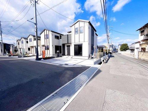 グランフェリディア泉南市新家第２期　１号棟の前面道路含む現地写真