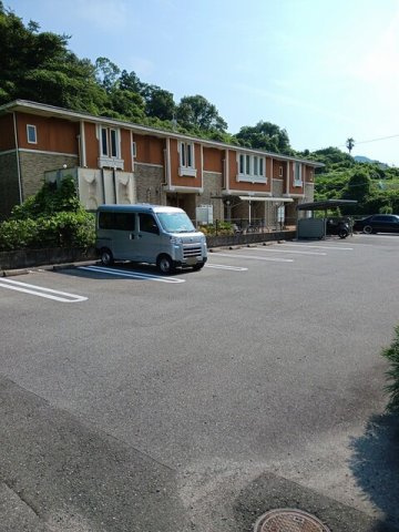 リバーサイド　レジデンス　Ａの駐車場