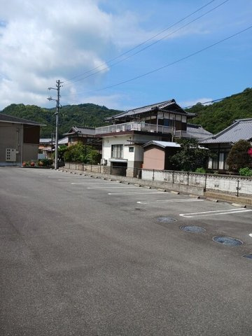 ブリーゼＡの駐車場