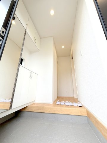 昭島市田中町1丁目全２棟　新築分譲の玄関