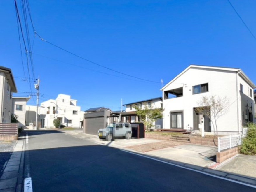 【中古戸建】本庄市早稲田の杜5丁目の前面道路含む現地写真|■外観｜土日のご見学はもちろん、平日・夜間のご案内も大歓迎です♪「今から見たい」や「仕事終わりに見たい」にもご対応できますのでお気軽にお問い合わせください♪