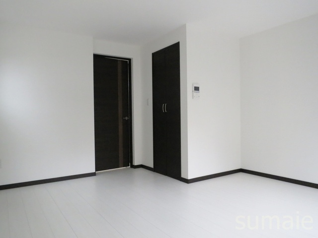 アリエ新小岩の居間・リビング|窓側から見た居室です♪