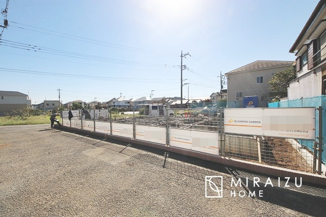 【外観】 | 青く澄み渡った綺麗な空と、陽の光をたっぷりと受ける、そんな新築住宅で新生活をスタートしてみませんか？見学・ご相談等、ミライズホーム(株)までお気軽にご連絡下さい。