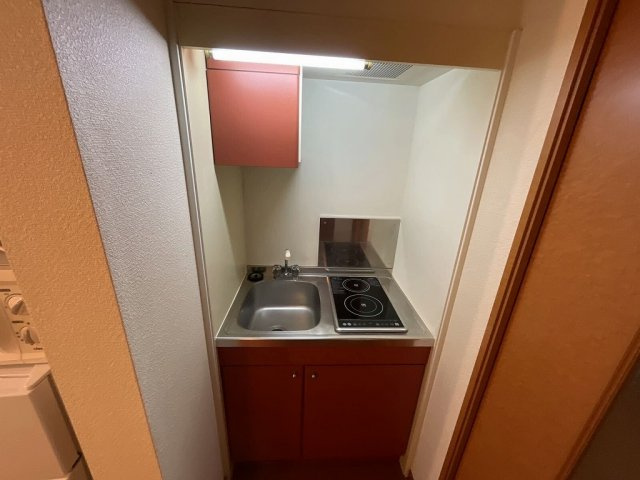 レオパレスグリーンハイツ２号館のキッチン|コンパクトなキッチンで掃除もラクラク