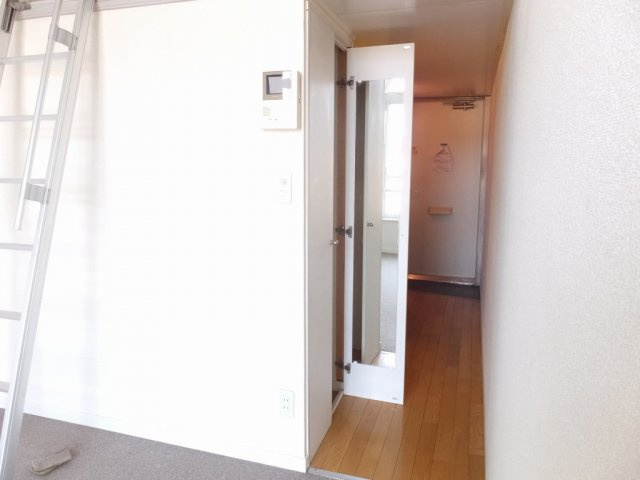 レオパレスおおとりの内装|全身鏡付きのクローゼットです。