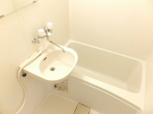 レオパレスおおとりの浴室|清潔感のある白を基調とした明るい浴室です。