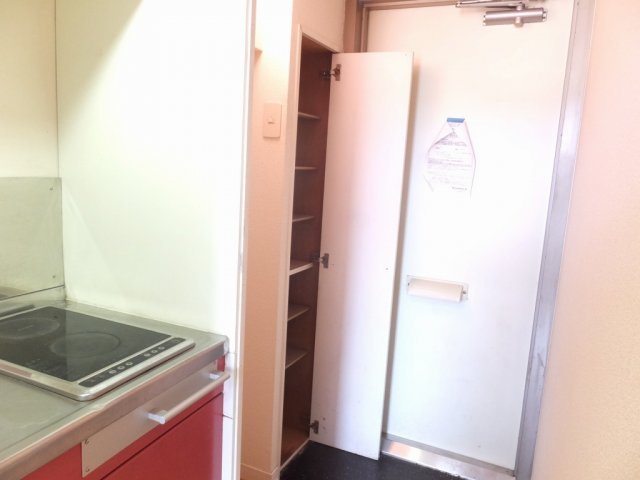 レオパレスおおとりの玄関|玄関脇には段差を自由に変更できる靴箱がございます。