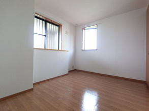 【寝室】 | ※角部屋の写真です、側面の窓はございません