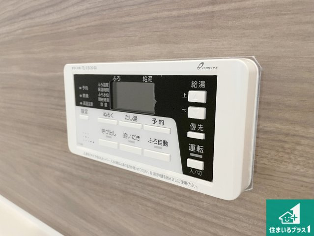 八尾市刑部　第1期　新築一戸建てのキッチン|リビングと統一感があり、使い勝手のいいキッチン。広々としているので、二人並んで作業が出来ちゃいます。お子様と一緒に色々なお料理に挑戦できるスペースがあります。