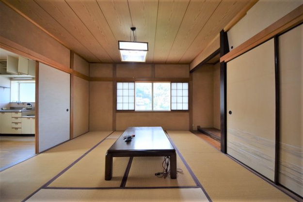 【和室】 | 熱海市下多賀　店舗付住宅 | 8帖の和室続き間