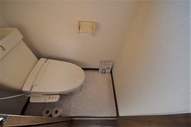 【トイレ】 | 熱海市下多賀　店舗付住宅 | トイレに窓有り