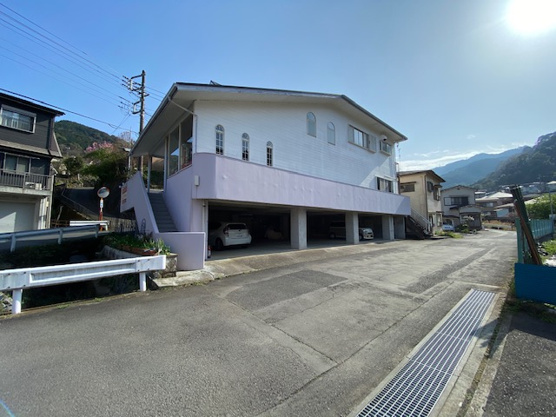 【前面道路含む現地写真】 | 熱海市下多賀　店舗付住宅 | 前面道路駐車場出入口部分
