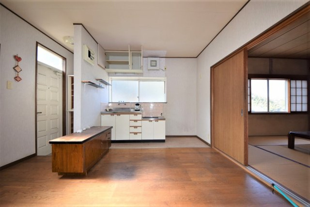 【キッチン】 | 熱海市下多賀　店舗付住宅 | キッチンに窓有り