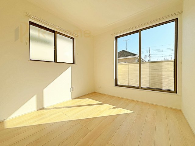 守谷市薬師台7丁目　新築戸建て　A号棟の洋室|2面窓の風通しの良い洋室です♪差し込む暖かな陽当たりで、室内がくつろげる空間に早変わりです♪