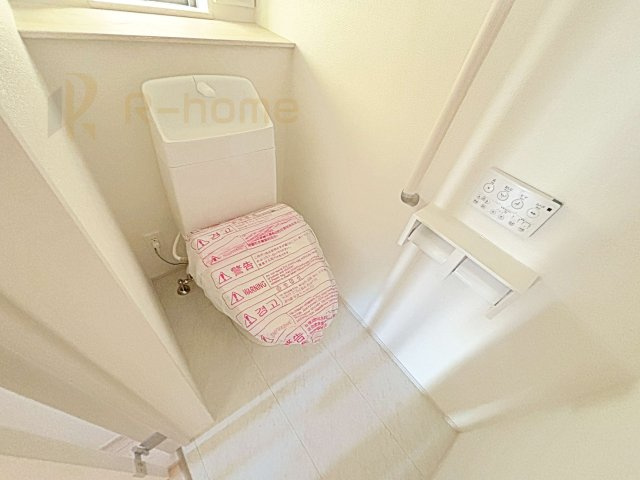 守谷市薬師台7丁目　新築戸建て　A号棟のトイレ|温水洗浄便座付きのトイレ。
トイレが２ヵ所設置で朝の忙しい時間でも安心です。