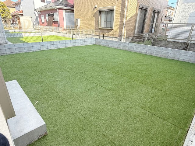 守谷市薬師台7丁目　新築戸建て　A号棟の庭|お家時間を満喫できる広々としたお庭！人工芝でお手入れラクラク♪