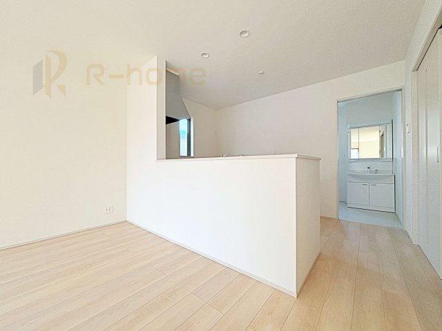 守谷市薬師台7丁目　新築戸建て　A号棟のキッチン|リビングで遊ぶお子様にも目が届くカウンターキッチン！