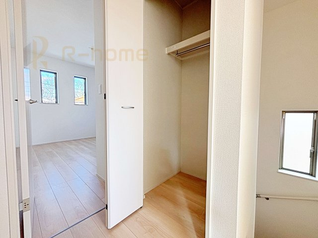 守谷市薬師台7丁目　新築戸建て　A号棟の収納|掃除機などの収納に便利なホール収納！